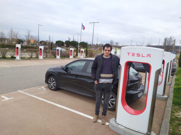 Tom mit seinem tesla ccs e-208